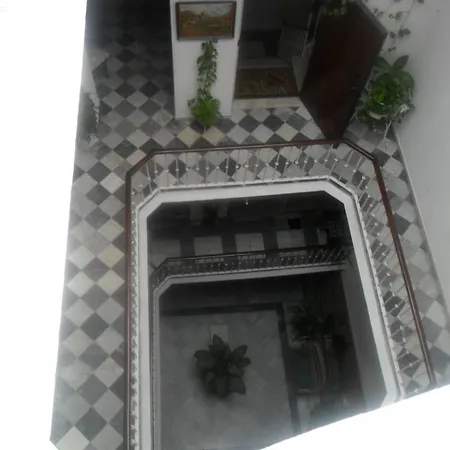 太阳中心旅馆 *